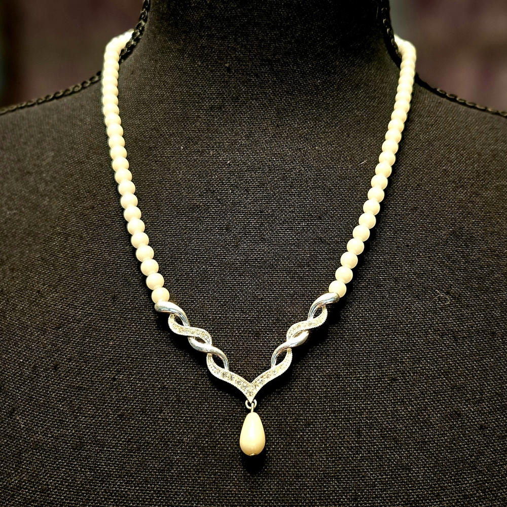 Elegant Vintage AVON "Pearlesque" Teardrop Necklace & Bracelet Set - Picture 4 of 9